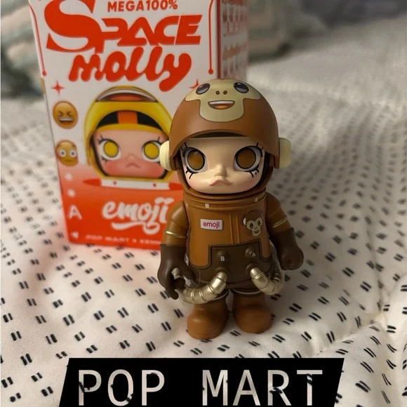 : : Pop Mart Mega Space Molly Emoji Monkey Figure : : - Picture 1 of 12